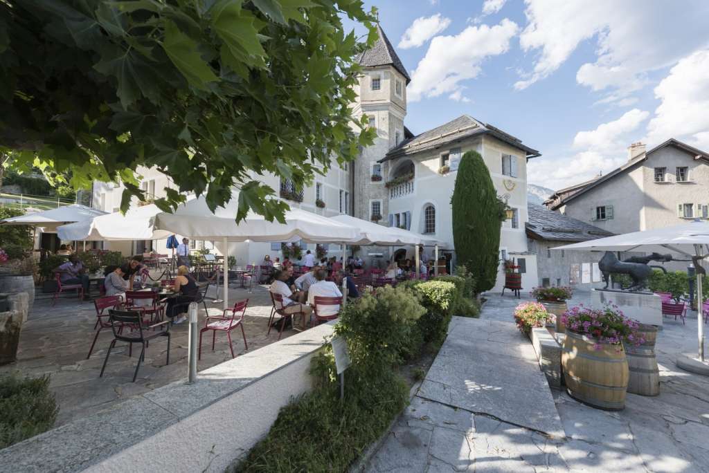 EXKLUSIVE DEGUSTATION RUND UM DEN SYLVANER UND CHÂTEAU MONT D'OR APERITIF, TERROIR-MAHL IM CHÂTEAU DE VILLA IN SIERRE