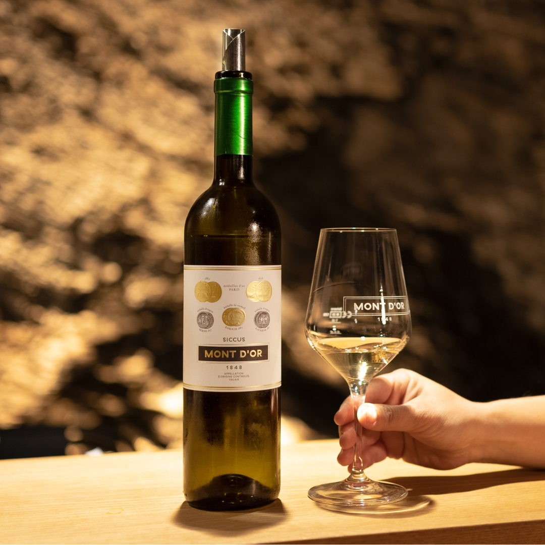 Bouteille de vin blanc Johannisberg "Siccus" avec un verre de vin sur la table