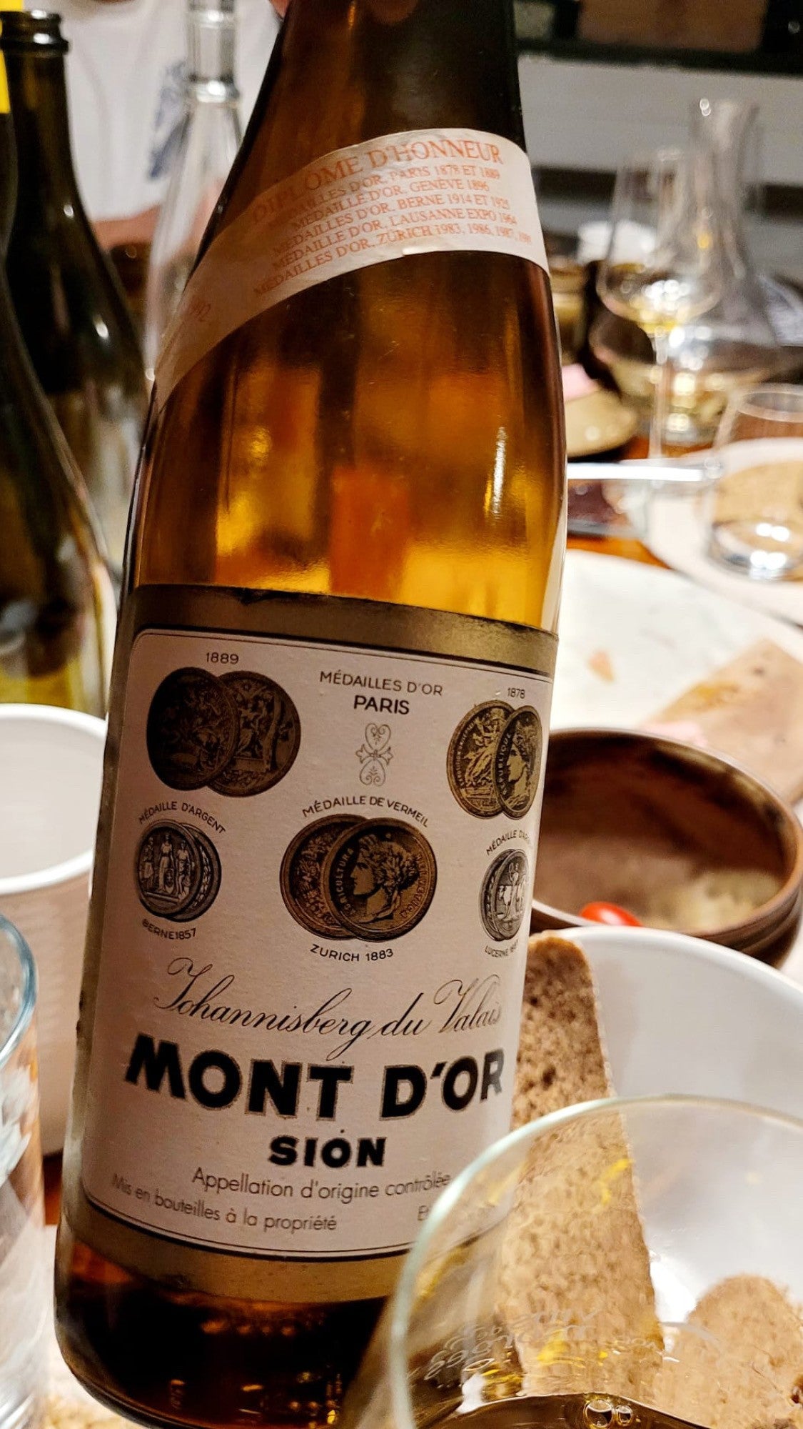 EXKLUSIVE DEGUSTATION RUND UM DEN SYLVANER UND CHÂTEAU MONT D'OR APERITIF, TERROIR-MAHL IM CHÂTEAU DE VILLA IN SIERRE