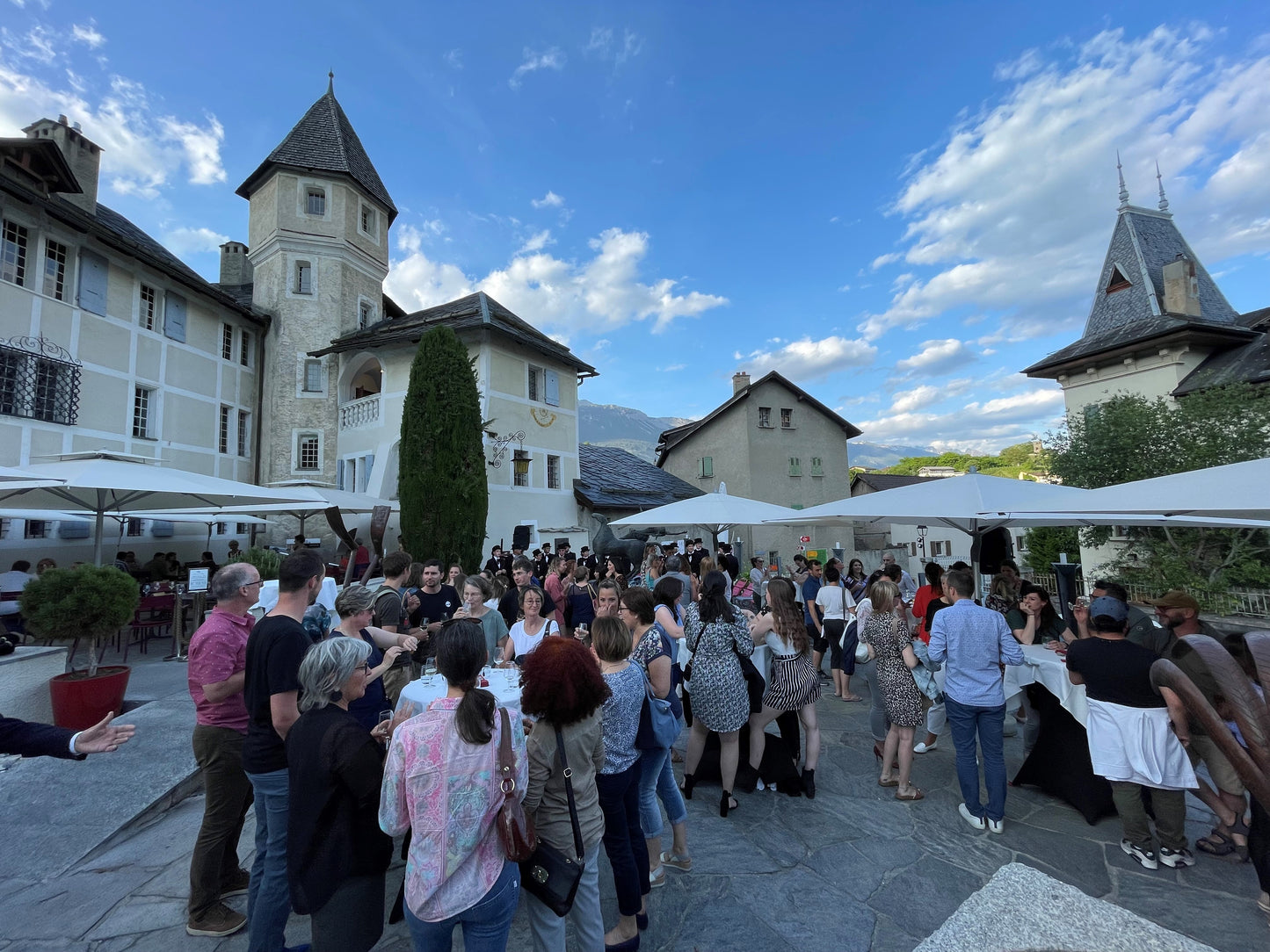EXKLUSIVE DEGUSTATION RUND UM DEN SYLVANER UND CHÂTEAU MONT D'OR APERITIF, TERROIR-MAHL IM CHÂTEAU DE VILLA IN SIERRE