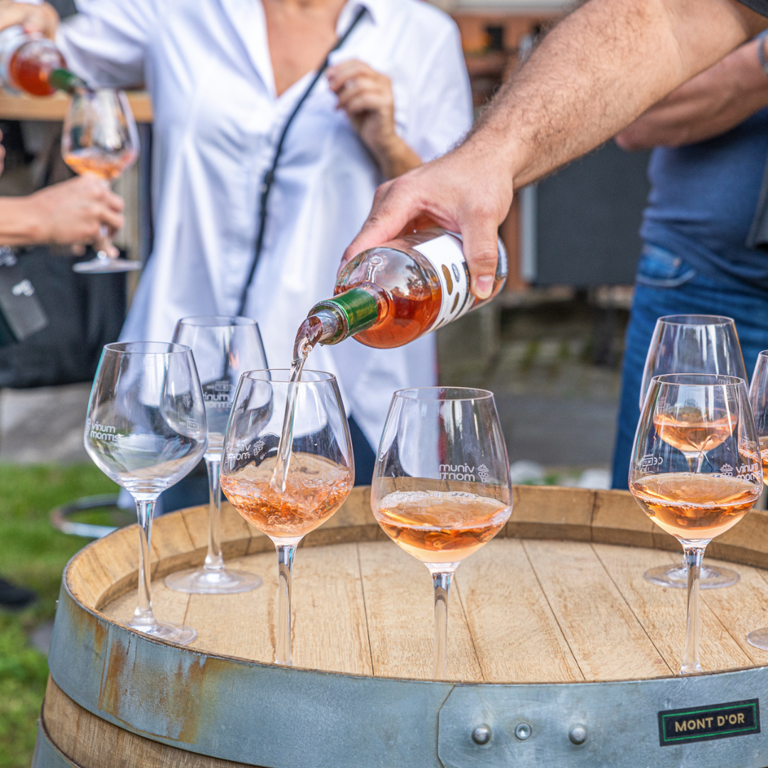 rosé pigalle servi dans des verres