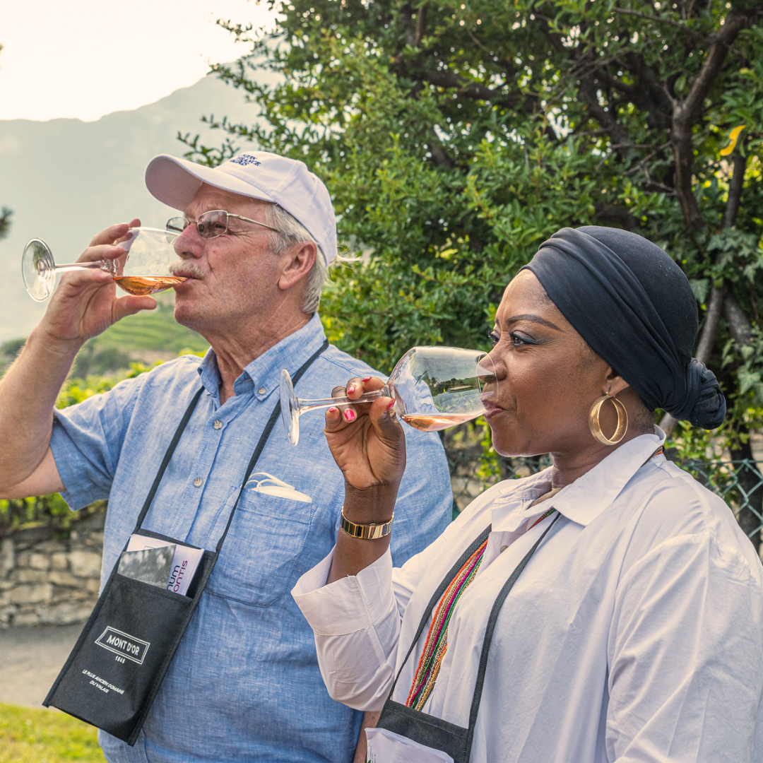 deux personnes buvant du rosé