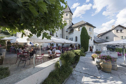 EXKLUSIVE DEGUSTATION RUND UM DEN  SYLVANER UND CHÂTEAU MONT D'OR APERITIF, TERROIR-MAHL IM CHÂTEAU DE VILLA IN SIERRE